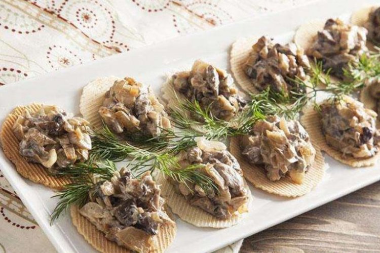 Mushroom Appetizer on Crackers
