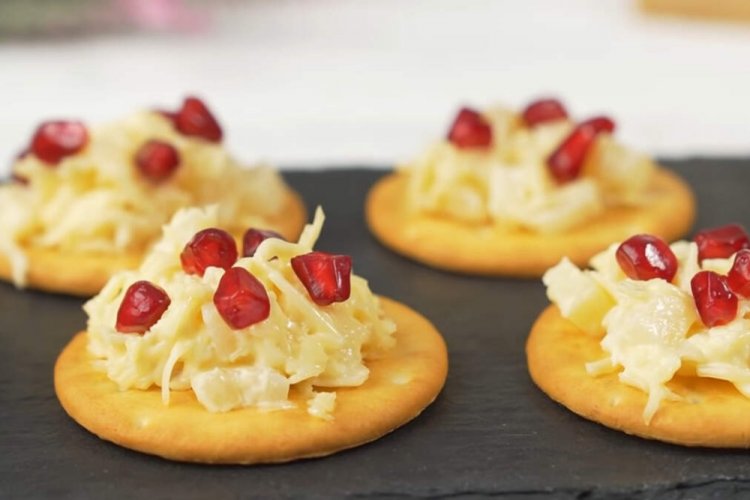 Cheese and Pineapple Appetizer on Crackers
