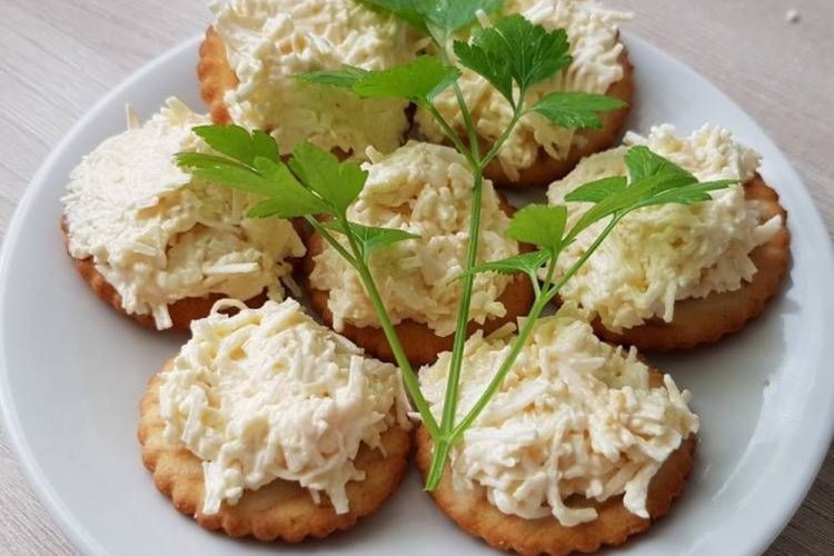 Cheese Appetizer on Crackers