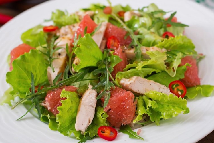 Ensalada de pollo y pomelo
