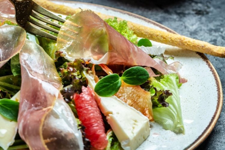 Ensalada de jamón serrano y pomelo