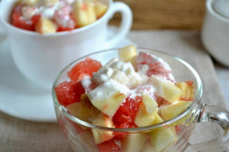 Ensalada de frutas con pomelo y plátano