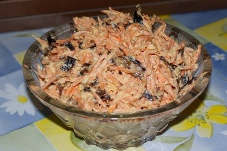 Spicy Carrot and Prune Salad