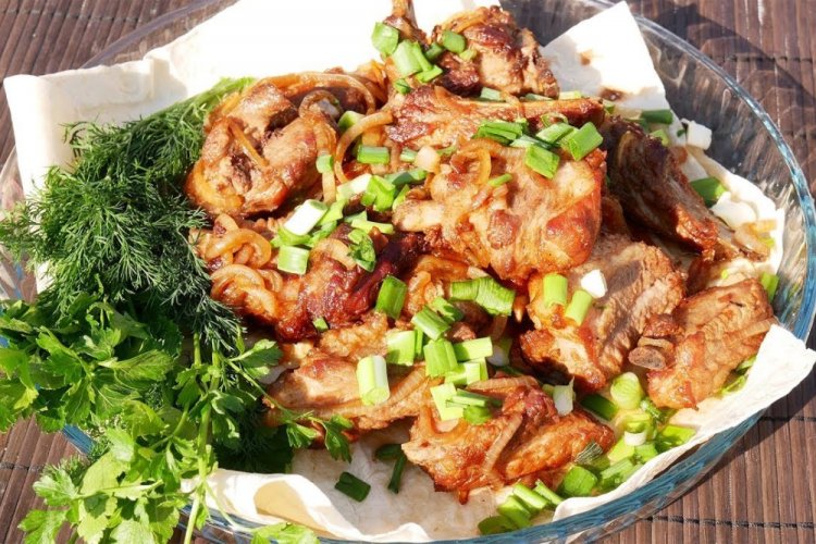 Pork Ribs with Onions and Apples in an Uzbek Kazan
