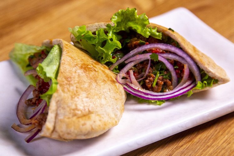 Pita con carne picada y verduras