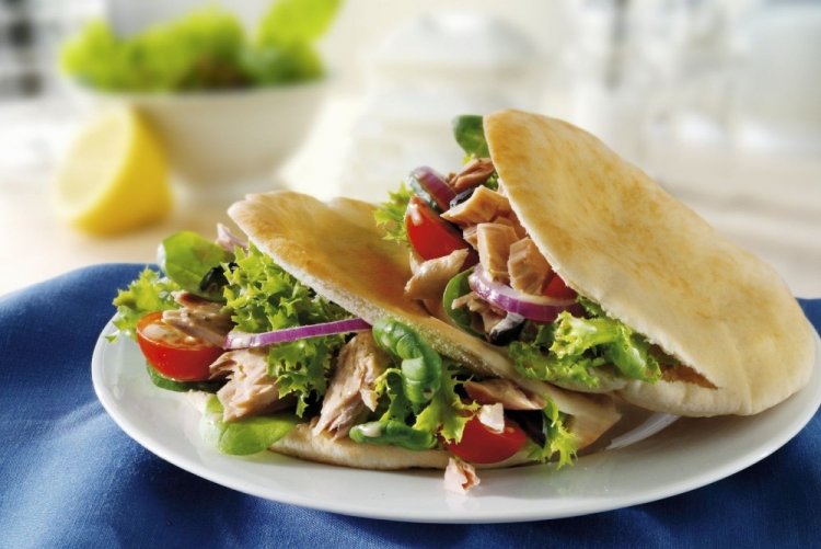 Pita con atún y aguacate