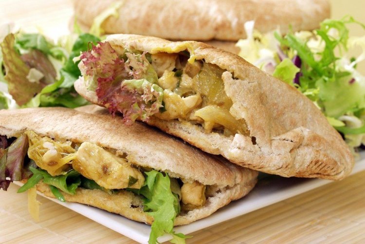 Pita con pollo y piña