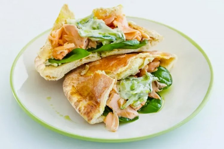 Pita con salmón y queso crema