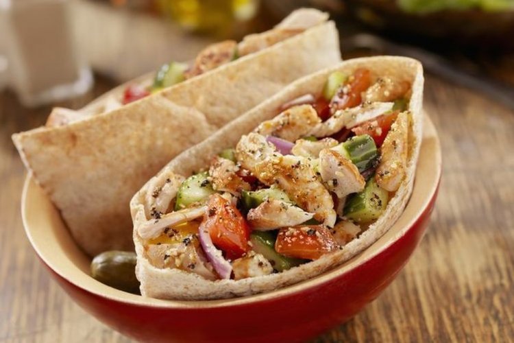 Pita con pollo y chucrut