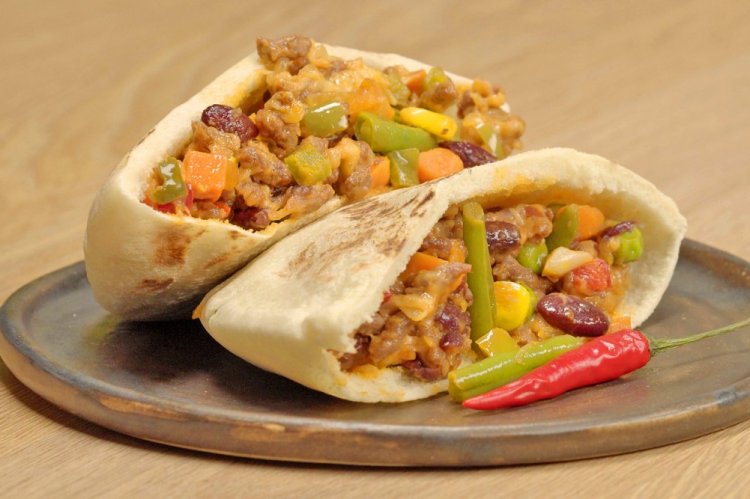 Pita con carne picada y frijoles