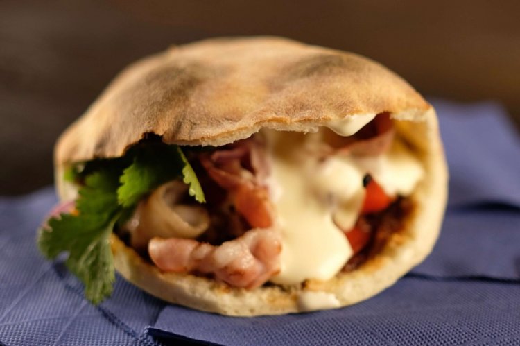 Pita con tocino y tomates