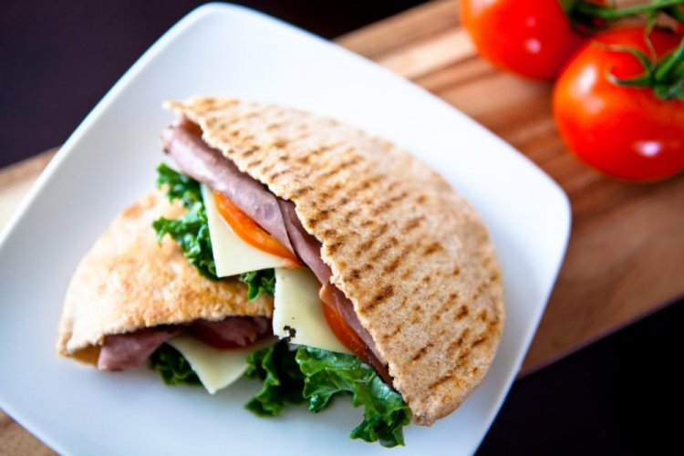 Pita con jamón y queso