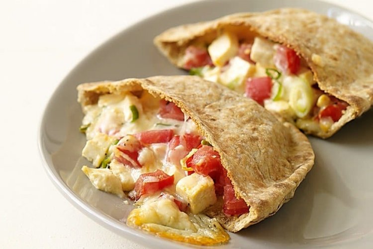 Pita con pollo y queso