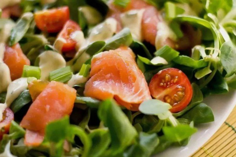 Salad with Smoked Salmon and Mozzarella