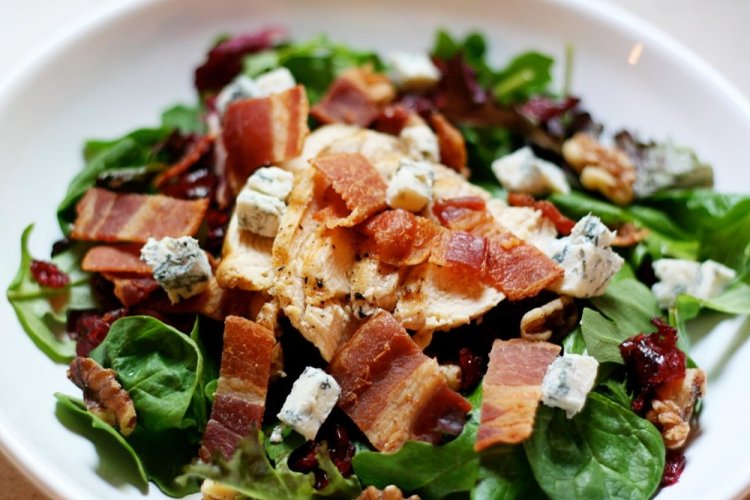 Salad with Chicken and Blue Cheese