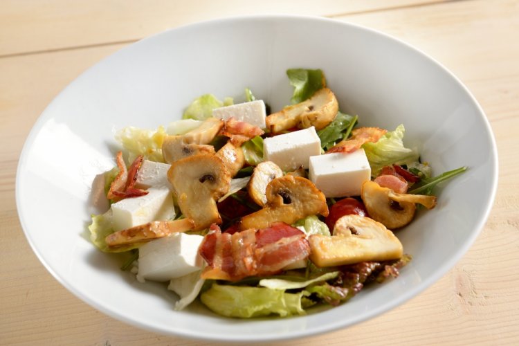 Salad with Bacon and Mushrooms