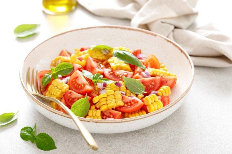 Healthy Salad with Corn and Tomatoes