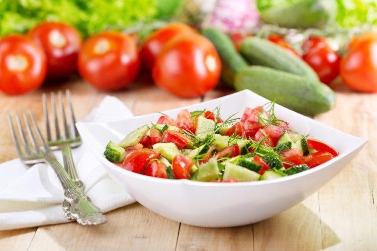 Ensalada con verduras y copos de avena