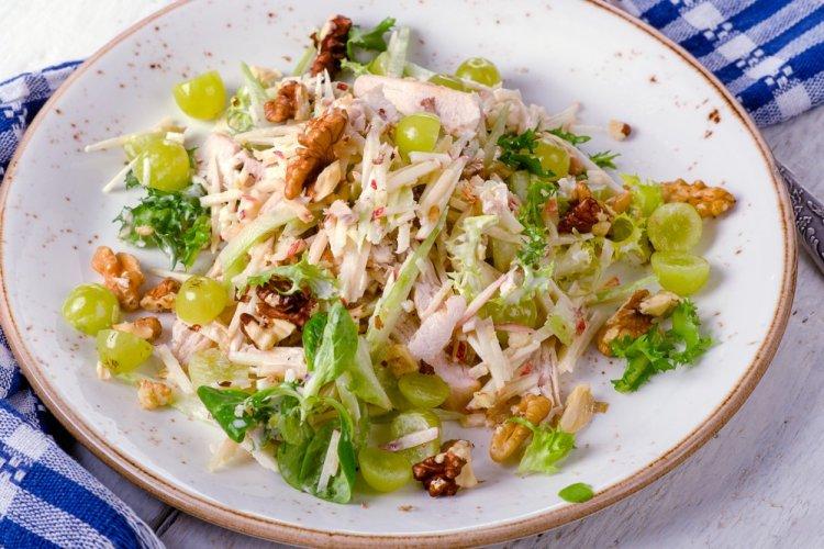 Ensalada de filete de pollo y frutas