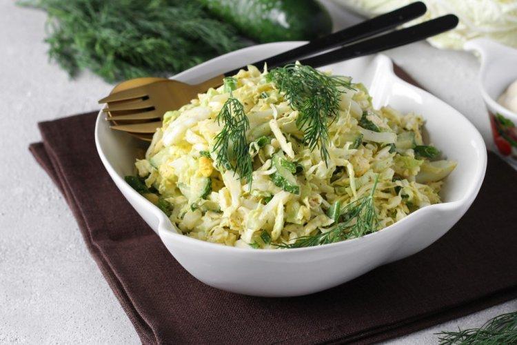 Ensalada de col con huevo