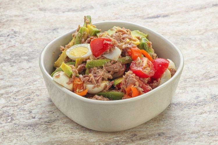 Ensalada de aguacate y atún enlatado
