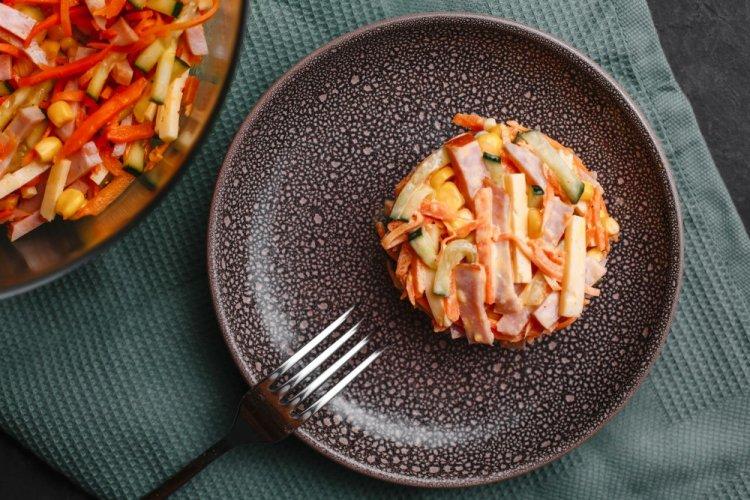 Ensalada de salchicha y tortilla para el desayuno