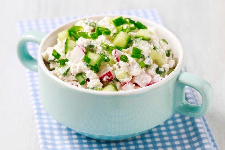 Ensalada de verduras con requesón para el desayuno