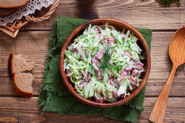 Ensalada de col y salchicha