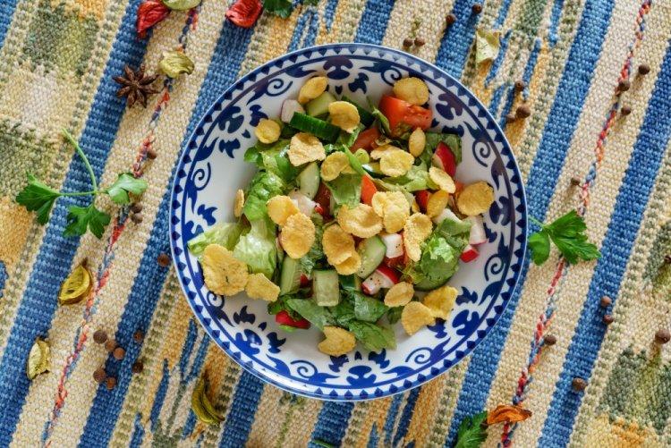 Ensalada de verduras con copos de maíz