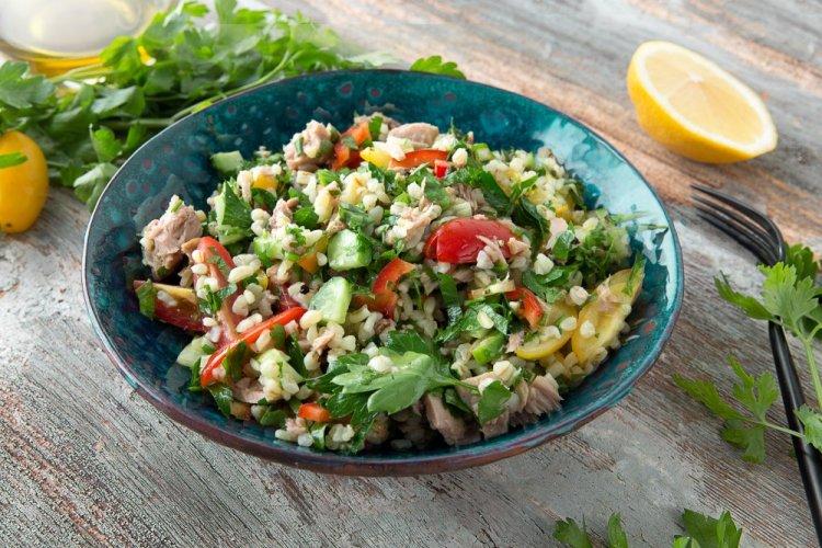 Ensalada de bulgur, tomate y pepino