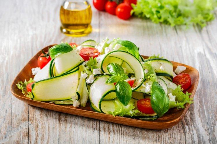 Ensalada de calabacín fresco y queso crema