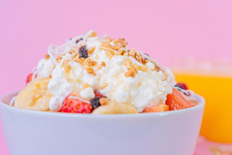 Ensalada de frutas con requesón para el desayuno