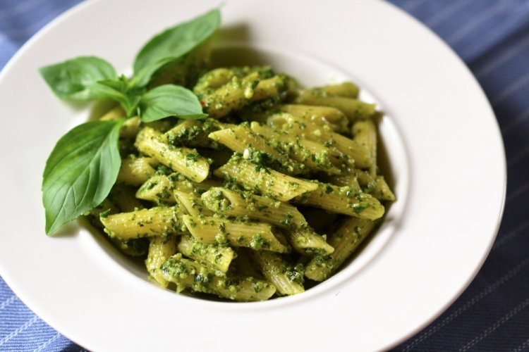 Pasta italiana con salsa pesto