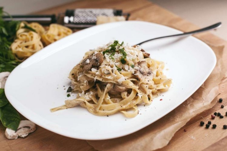Pasta italiana con champiñones y salsa cremosa