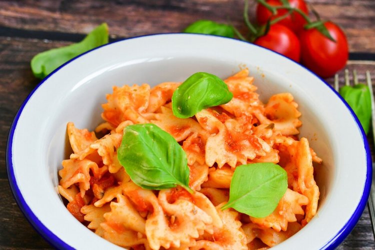 Pasta italiana con tomate y atún