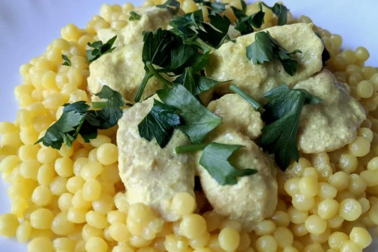 Ptitiim with Chicken in Cream Sauce