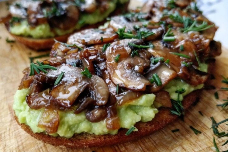 Sandwiches with Avocado and Oyster Mushrooms