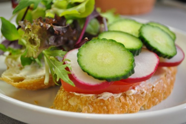Lentil Sandwiches with Pesto and Vegetables