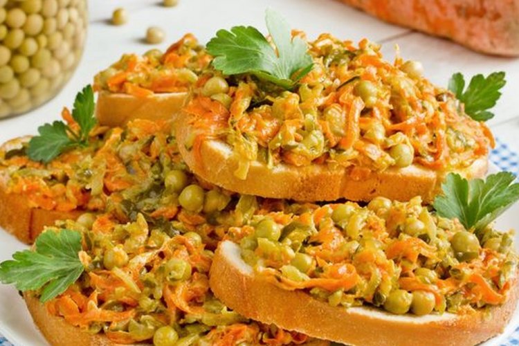 Sandwiches with Carrots and Canned Peas