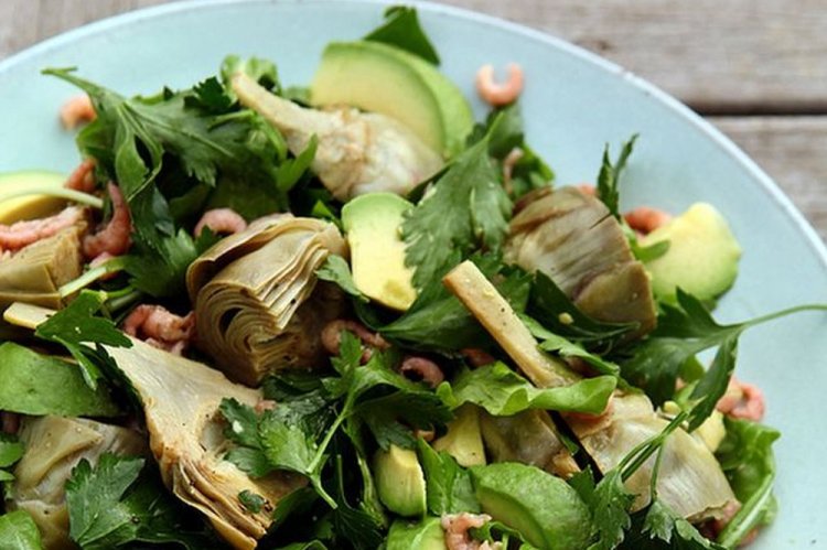 Ensalada de aguacate y alcachofas