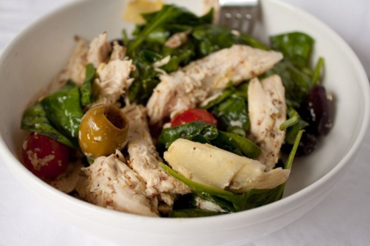 Ensalada de pollo, alcachofas y parmesano