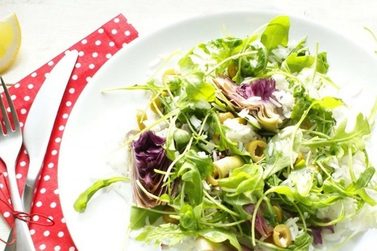 Ensalada de arroz y alcachofas