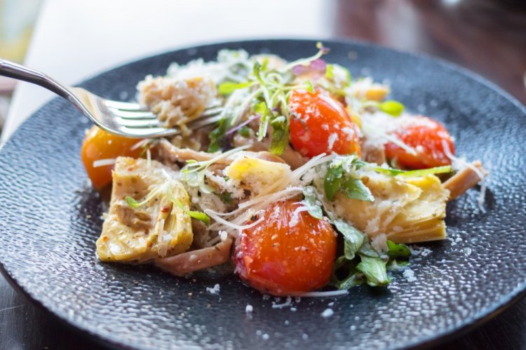 Ensalada de tomates cherry y alcachofas