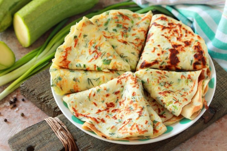 Blinis de calabacín y queso feta
