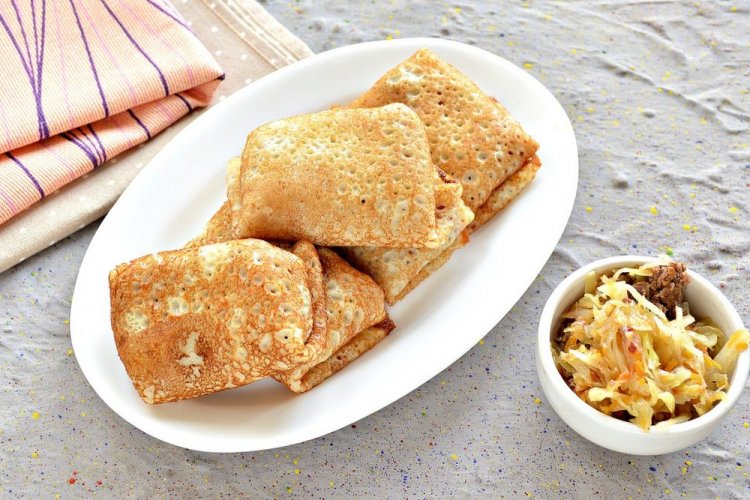 Sobres de blinis con carne picada y col