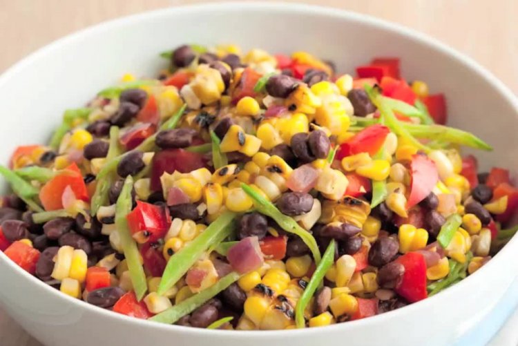 Ensalada de verduras con maíz y frijoles