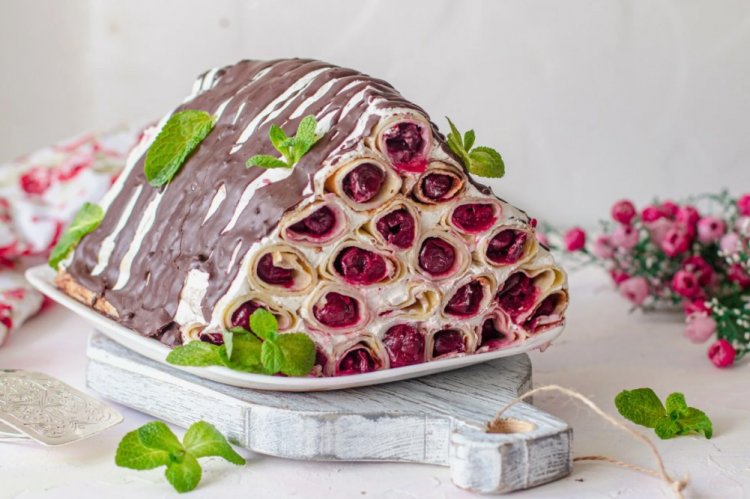 Tarta de blinis con cerezas y crema agria
