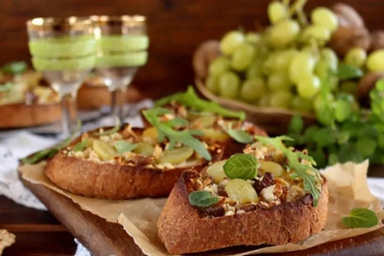 Bruschetta with Grapes and Nuts