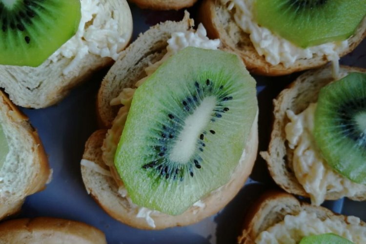 Sandwiches with Crab Sticks and Kiwi