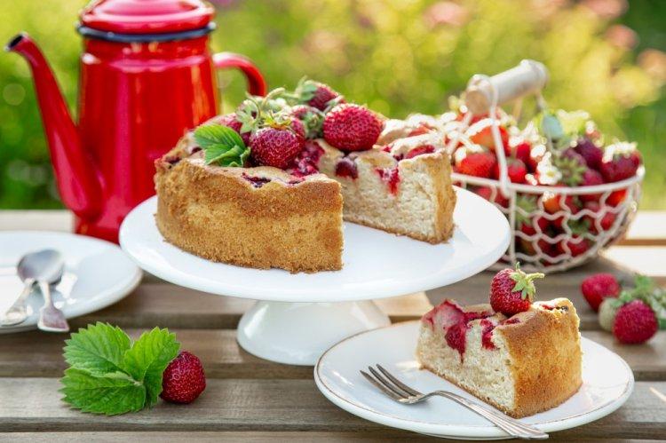 Almond Berry Cake with Greek Yogurt